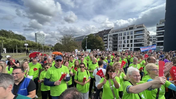 Auch Mitarbeiterinnen und Mitarbeiter des Klinikum Lippes haben am Mittoch in Düsseldorf proestiert. - © Christian Ritterbach