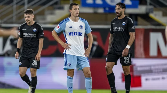 Schalkes Neuzugang Ron Schallenberg, der hier von den Paderbornern Florent Muslija (l.) und Adriano Grimaldi umrahmt wird, erlebte bei der R&uuml;ckkehr in seine Heimatstadt einen ganz bitteren Abend. - &copy; picture alliance/dpa