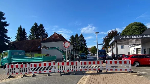 Die Sch&ouml;tmarsche Stra&szlig;e ist wegen eines Wasserrohrbruchs in H&ouml;he Nummer 30 gesperrt. Foto: Gemeinde Leopoldsh&ouml;he - &copy; Gemeinde Leopoldsh&ouml;he