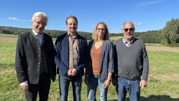 Pastor Rudolf Westerheide (links) leitete den Gottesdienst und dankte Rolf Nolting (rechts) f&uuml;r die Gastfreundschaft. Die Vorsitzende des &ouml;rtlichen Landfrauenverbandes, Valeska Sommer, und der Chef des Landwirtschaftlichen Vereins, Jan Hiddessen, begr&uuml;&szlig;ten rund 300 G&auml;ste. - &copy; Siegfried M&uuml;hlenweg