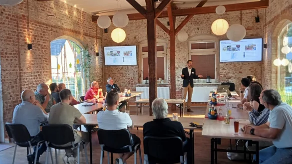 Bei einem Treffen im Café Tender wurde die Entwicklung der Innenstadt besprochen. - © Stadt Lügde