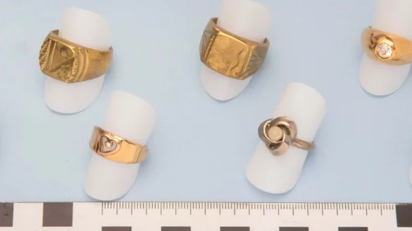 Die Polizei sucht die Eigent&uuml;mer dieser Ringe. - &copy; Polizei Lippe