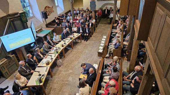 Voll besetzt - um die 350 B&uuml;rger waren in die Stapelager Kirche gekommen, sie h&ouml;rten sich an, wie die Bezirksregierung sich den Betrieb der Notunterkunft f&uuml;r maximal 300 Fl&uuml;chtlinge in H&ouml;rste vorstellt - und machten in emotionalen Stellungnahmen deutlich, was sie davon halten. - &copy; Astrid Sewing