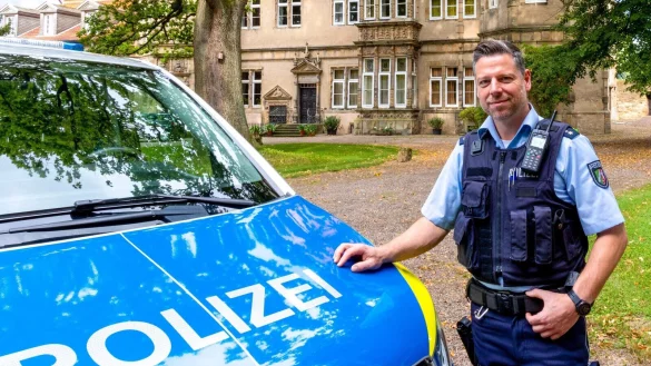 Andre Sch&auml;fer ist neuer Bezirksdienstbeamter in Barntrup. - &copy; Polizei Lippe/Y. Thelaner