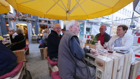 Dieter Stockmeyer, G&uuml;nther Stukenbrok, Toni und Dorothee Schneider (von links) f&uuml;hlen sich wohl in Strates Baustellen-Biergarten in der Langen Stra&szlig;e. - &copy; Jost Wolf
