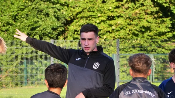 Denis Deli gibt bei der U13 vom JFV Lippe die Richtung vor. - &copy; J&ouml;rg Hagemann