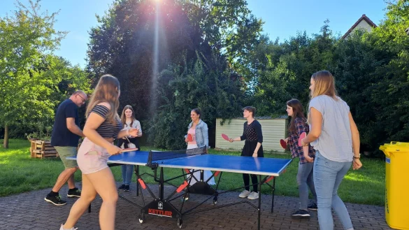 Gemeinsam Tischtennis spielen (von links) Holger Busch, Melina von Wysiecki, Nora (14), Eleni Kousataloglou, Kjara (16), Luzia Hofschr&ouml;er und Gillian K&ouml;nig. - &copy; Carolin Brokmann-F&ouml;rster