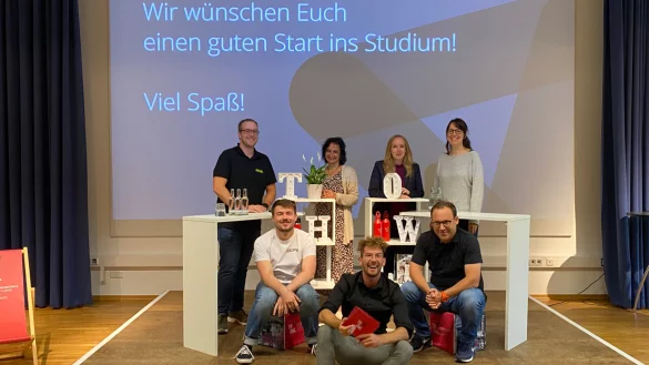 Begr&uuml;&szlig;ten die neuen Studenten am Innovation Campus in Lemgo: (obere Reihe von links) Nils Isendahl (AStA-Vorsitzender), Kerstin Rosemann (International Office), Alexandra Schlothfeldt (Career Service), Juliane Metzmacher (Zentrale Studienberatung) sowie (untere Reihe von links) Mattes Sch&uuml;rfeld (Vorsitzender des Studierendenparlaments), Moderator Gavin Just und Benjamin Mellies (S(kim)). - &copy; TH OWL