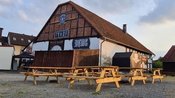 Vormals Wohnhaus, jetzt "Männer-WG" des rechten Influencers Tim Kellner. Der Kreis untersagt dem Präsidenten des ?Rockerclubs „Brothers Guard MC“ die Nutzung des Gebäudes in Tintrup als Clubhaus und droht bei Nichtbeachtung ein Zwangsgeld an. - © Marianne Schwarzer