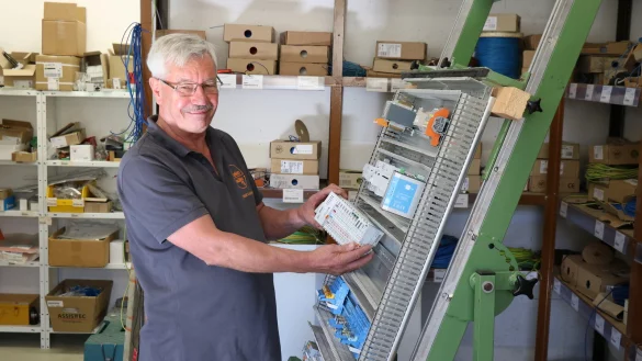 Willi Loppnow steht an einem Steuerungsschrank, den er in der Werkstatt zusammenbaut. Seit 50 Jahren ist er als gelernter Elektroinstallateur bei Elektro-Müller tätig. - © Alexandra Schaller