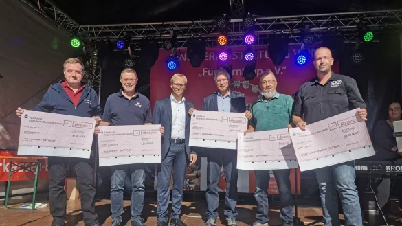 Die Vertreter der Heimatvereine der Stadt freuen sich &uuml;ber jeweils 1000 Euro Unterst&uuml;tzung von der Stadt: (von links) Matthias M&uuml;ller (Heimatverein Sonneborn), Torsten Buncher (Heimatverein Barntrup), B&uuml;rgermeister Borris Ortmeier, Manfred Korf (Heimatverein Alverdissen), Detlef Grote (Heimatverein Sommersell) und Michael Deppe (Heimatverein Selbeck). - &copy; Sylvia Frevert
