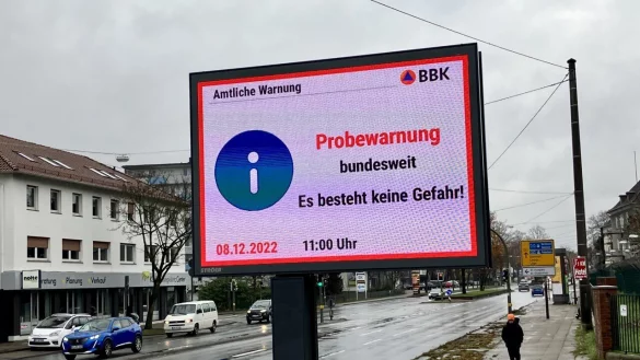 Im Dezember wurden auch die gro&szlig;en Werbetafeln an den Stra&szlig;en, wie hier an der Detmolder Stra&szlig;e, f&uuml;r die Information der Bev&ouml;lkerung genutzt. - &copy; Jens Reichenbach