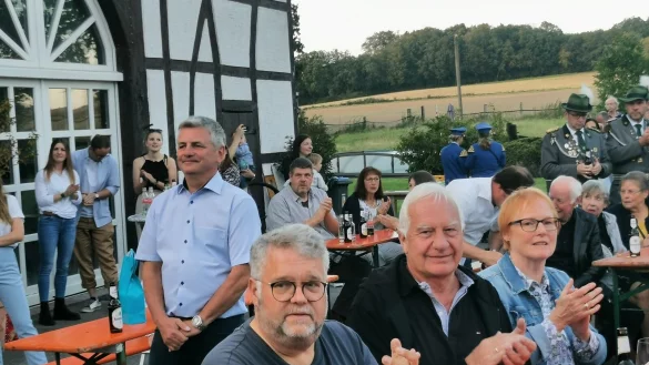 Kommunalpolitiker Jobst-Dieter Rodewald-T&ouml;lle (Mitte stehend) nimmt inmitten von geladenen G&auml;sten aus Politik und Verwaltung ger&uuml;hrt die feierliche Verabschiedung aus dem politischen Leben im Rahmen eines Gro&szlig;en Zapfenstreiches auf seinem Hof in Selbeck entgegen. - &copy; Sylvia Frevert