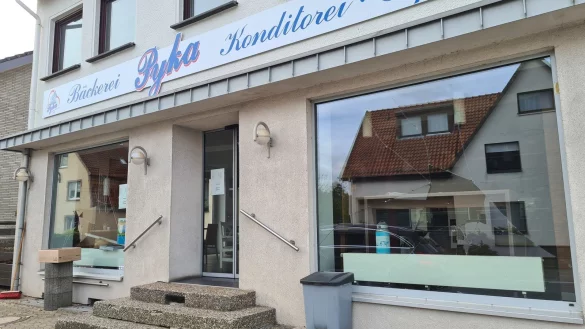 Die Schaufensterscheiben der B&auml;ckerei Pyka sind am Dienstagmorgen besch&auml;digt worden. - &copy; Nadine Uphoff