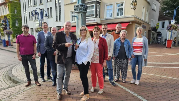 Das Foto zeigt von links Klaus Schuler, B&uuml;rgermeister Matthias Kalkreuter, Lars Bork (Kulturausschuss), Konrad Soppa, Bianca Sievert, Margarete Wissmann, Sebastian W&ouml;hler (Westfalen Weser), Dirk Hanke, Christiane Dor&szlig;-Dierker und Sabine Budde. - &copy; Astrid Sewing
