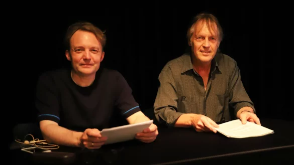 Carsten Bender (links) und Walter Gödden betrachten den Westfälischen Frieden in seinem Jubiläumsjahr im Spiegel der Literatur. - © Dirk Bogdanski