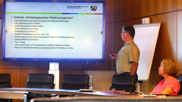 L&uuml;gdes Forstbetriebsbeamter Dietmar Blum referierte &uuml;ber das &bdquo;Klimaangepasste Waldmanagement&ldquo;. - &copy; Rudi Rudolph