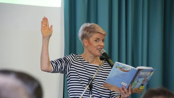 Stephanie Schneider in der Asemisser Grundschulaula. 
Foto: Knut Dinter - &copy; Knut Dinter