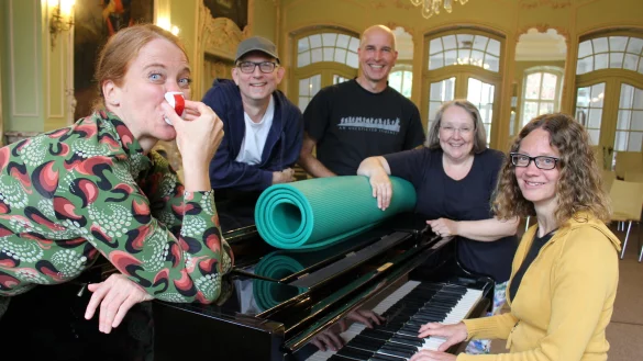 Sandra Botor (mit Nasenfl&ouml;te), Jan Gerth, Stephan Otters, Catherine Jolles sowie Susanne Roth (von links) wollen Mini-Konzerte an ungew&ouml;hnlichen Orten und zu ungew&ouml;hnlichen Zeiten etablieren. - &copy; Sandra Castrup