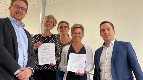 Patrik Benzler (Regionalvorstand JUH Lippe-H&ouml;xter), Simone K&ouml;ster (Schulleitung Grundschule L&uuml;gde), Kristel Schniedert&ouml;ns (Fachgebiet Zentrale Dienste Stadt L&uuml;gde), Dagmar Schultz (Schulleitung Grundschule Rischenau), Torben Blome (B&uuml;rgermeister) freuen sich &uuml;ber die Vertragsverl&auml;ngerung. - &copy; Stadt L&uuml;gde