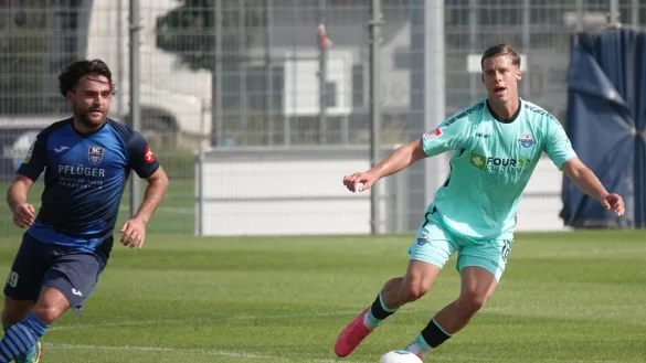 Michael Martin (r.), den der SCP am Deadline-Day vom &ouml;sterreichischen Zweitligisten SV Ried verpflichtet hatte, gab gegen Wiedenbr&uuml;ck sein Deb&uuml;t im Paderborner Trikot. Die Zahl seiner gelungenen Aktionen hielt sich in Grenzen. - &copy; Jonas Risse/SC Paderborn 07