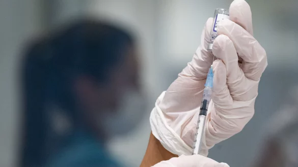 Der Corona-Impfstoff von Biontech regt das menschliche Immunsystem dazu an, Viren zu bek&auml;mpfen. Capsitec verfolgt bei der Entwicklung des neuen Virus-Medikaments einen anderen Ansatz. (Symbolbild) - &copy; Marijan Murat/dpa