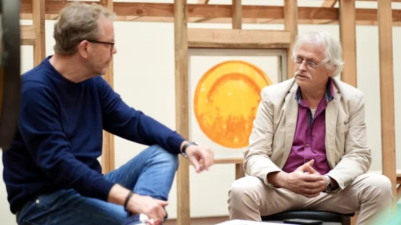 Hartwig Reinboth (r.), Vorsitzender des Vereins f&uuml;r aktuelle Kunst im Kreis Minden-L&uuml;bbecke, diskutiert mit NW-Kulturchef Stefan Brams in Oscar Tuazons Holzhaus in der Kunsthalle &uuml;ber Kunst als Lebenselixier. - &copy; Peter Unger