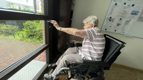 Adelheid Schaffran (83) hatte keine Chance, allein mit ihrem Elektrorollstuhl das Haus zu verlassen. Wenn ihr niemand hilft, hinein- oder hinauszukommen, ist sie gezwungen, in ihrer Wohnung zu bleiben. - &copy; Susanne Lahr
