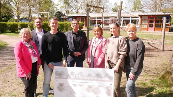 Auf den Neubau des Kindergartens Dewitzstra&szlig;e freuen sich (von links) die zweite stellvertretende B&uuml;rgermeisertin Heike Busse, Gesch&auml;ftsbereichsleiter Karl Wessel, Architekt Norman Rackisch, Gesch&auml;ftsbereichsleiter Thomas Portong, Abteilungsleiterin Sigrund D&uuml;e, Architektin Daria Karuzys und Erzieherin Martina Heijenga. - &copy; Archivfoto: Alte Hansestadt Lemgo