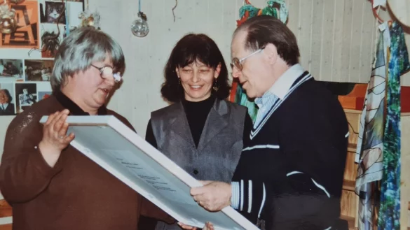 Ende der 90-er Jahre verl&auml;sst der Begr&uuml;nder des ALZ, Pastor Klaus Fitzner, die Einrichtung. Von der damaligen Leiterin Silvia T&uuml;nnermann (Mitte) und dem ALZ-Urgestein Erika H&uuml;ppe erh&auml;lt er ein Abschiedsgeschenk. - &copy; Repro: Marianne Schwarzer