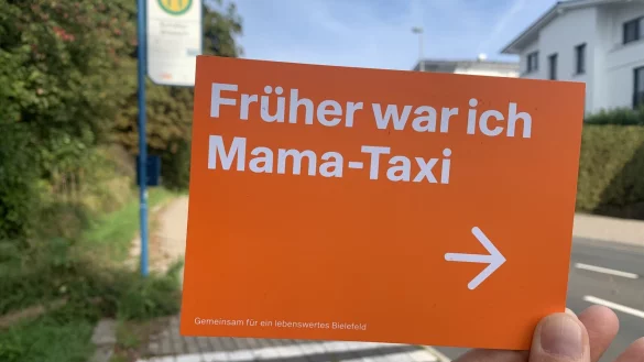 "Fr&uuml;her war ich Mama-Taxi": Mit orangefarbenen Postkarten mit unterschiedlichen Spr&uuml;chen wirbt Mobiel aktuell um Busfahrer. - &copy; Ivonne Michel