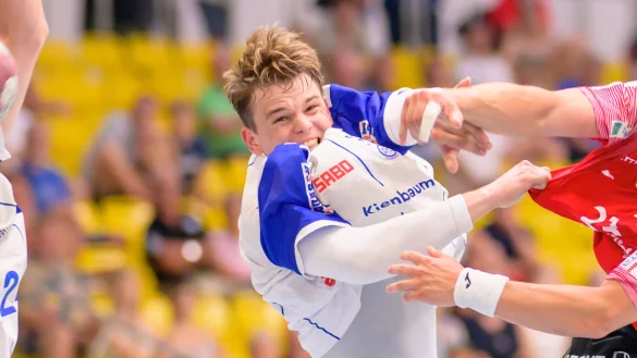 Durchsetzungsstark:In dieser Szene h&auml;ngt sich THL-Spieler Thomas Houtepen (rechts) voll rein. Die Gummersbacher Abwehr kann den Angriff nicht stoppen. - &copy; Egon Penner