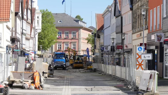 Die Bauz&auml;une verbannen die Fu&szlig;g&auml;nger zwischen Krummer Stra&szlig;e und Marktplatz in zwei schmale Streifen auf beiden Seiten der Baustelle. - &copy; Jost Wolf