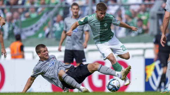 Viktoria Kölns Kapitän Moritz Fritz (l.) führt im DFB-Pokal einen Zweikampf mit Bremens Romano Schmid. Am Sonntag trifft der gebürtige Bielefelder mit der Viktoria auf Arminia Bielefeld. - © IMAGO/Kirchner-Media
