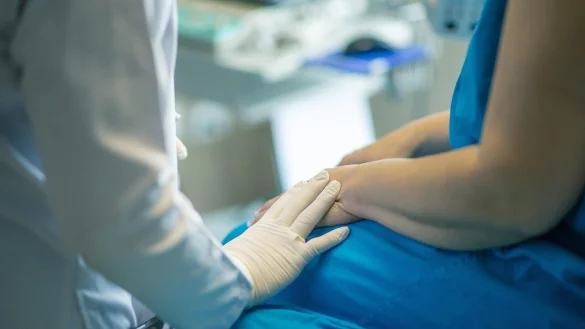 Im Praktischen Jahr m&uuml;ssen Medzinstudierende pro Woche 40 Stunden und mehr arbeiten. (Symbolbild) - &copy; "fernandozhiminaicela"/Pixabay