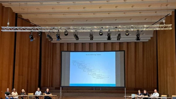 Im Rahmen einer zweiten Informations-Veranstaltung in der Konzerthalle Bad Salzuflen wurden sämtliche Grundstückseigentümer, die unmittelbar von den zu sanierenden Straßenzügen betroffen sind, über den aktuellen Sachstand in Kenntnis gesetzt. - © Stadt Bad Salzuflen