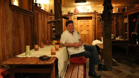 Daniel Wahren sitzt in seiner Taverne, die er sich im hinteren Teil seines alten Fachwerkhauses eingerichtet hat - Tageslicht sucht man hier fast vergebens. - &copy; Alexandra Schaller