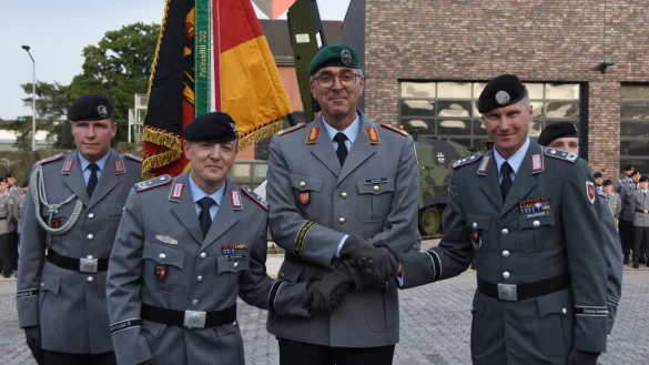 Brigadegeneral Lutz Kuhn (Mitte) &uuml;bertr&auml;gt das Kommando f&uuml;r das Panzerbataillon 203 von Marco Maulbecker (2. von rechts) auf Oliver Kaufmann (2. von links) &uuml;bertragen. - &copy; Raphael Bartling