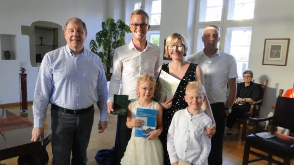 Dr. Stefan Wiesekopsieker (von links) mit Dr. Johannes und Dr. Anja Bittner sowie B&uuml;rgermeister Dirk Tolkemitt. Vorn im Bild: die Kinder Am&eacute;lie (7) und Konstantin (8). - &copy; Hajo G&auml;rtner