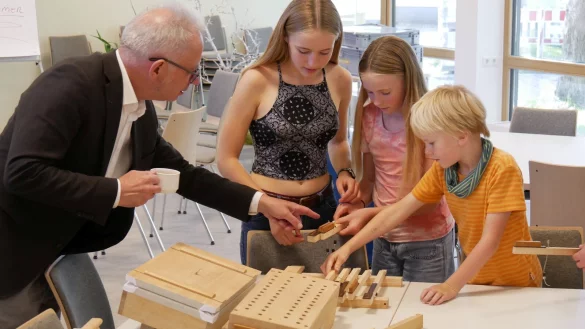 Orgel zum Selbstbau. Mit Burkhard Geweke sowie Pia, Alva und Vincent Muhle (von links). - © Thomas Krügler