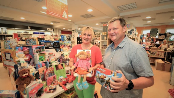 Der Gabentisch steht: Susanne Saage startet im Gesch&auml;ft von Dietmar Larusch die Aktion &bdquo;L&ouml;wenmama&ldquo;. Ein Bild ihres Sohnes steht in der Mitte des Tisches. - &copy; David Schellenberg