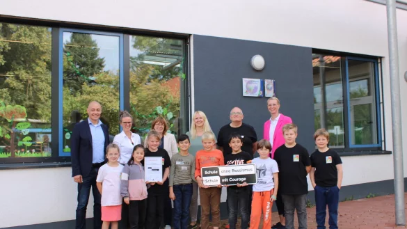 Pastor Dr. Bartolt Haase (ehemaliger Vorstandsvorsitzende Eben-Ezers, von links), Beate Busse (Schulleiterin), Sabine Menzel (Bereichsleitung Kinder und Jugendliche), Rahel Neufeld (stellvertretende Schulleiterin), Dr. Frank Oliver Klute (Regionalkoordinator), Maike Kr&uuml;ger (Mitglied der Gesch&auml;ftsf&uuml;hrung Eben-Ezer) und Grundsch&uuml;ler freuen sich &uuml;ber das Zertifikat "Schule ohne Rassismus - Schule mit Courage". - &copy; Chiara Wibbeke