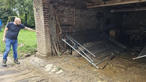 Im Mai stand das Wasser bis zu der Stelle, die Sascha Deppe zeigt. Dienstagnacht kam viel weniger runter, aber der Schaden ist gro&szlig;, denn das Wasser dr&uuml;ckte immer wieder im Keller hoch - und mischte sich mit Heiz&ouml;l. Zum Gl&uuml;ck allerdings nur mit einer kleinen Menge. - &copy; Astrid Sewing