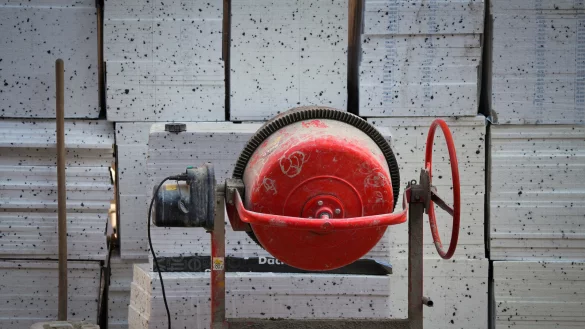 Ein Betonmischer steht auf der Baustelle eines Wohnhauses. Die Hoffnung w&auml;chst nach dem Baugipfel, dass nun wieder mehr gebaut wird. - &copy; picture alliance/dpa