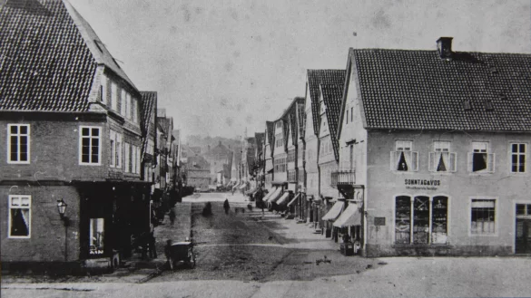 Die Lange Stra&szlig;e mit dem Gesch&auml;ftshaus Sonntag & Vos (rechts). Die Aufnahme entstand Ende des 19. Jahrhunderts. - &copy; Stadtarchiv Detmold