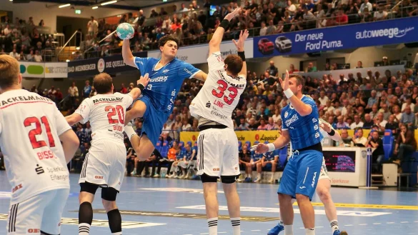 Thomas Houtepen lie&szlig; sich auch vom antatschenden Nico B&uuml;del nicht beeindrucken. 
Foto: J&ouml;rg Hagemann - &copy; J&ouml;rg Hagemann