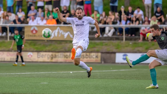 Immer wieder liefen die Gäste aus Rödinghausen den Torhüter an. In dieser Szene schafft es Oerlinghausens Christopher Niehaus den Ball vor dem heranstürmenden Simon Engelmann (weiß) zu klären. - © EGON PENNER