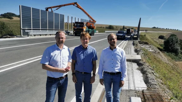 Besuch auf der Baustelle der Barntruper Ortsumgehung, wo letzte Arbeiten erledigt werden (von links): Tobias Fischer (Abteilungsleiter Bau beim Landesbetrieb Stra&szlig;enbau), Andreas Meyer (Niederlassungsleiter Bielefeld des Landesbetriebs) und Barntrups B&uuml;rgermeister Borris Ortmeier. - &copy; Sylvia Frevert