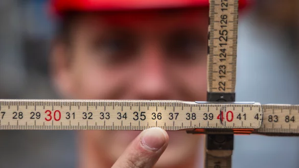 Marke auf dem Zollstock: 36 Monate braucht es auf dem Bau, um Geselle zu werden. - &copy; IG BAU