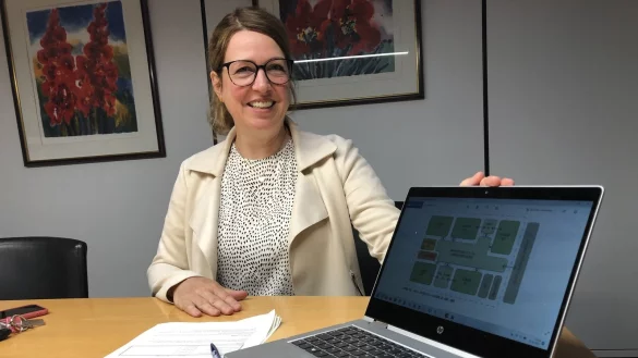 Fachbereichsleiterin Katja M&ouml;nnigmann-Steinbeck zeigt auf dem Rechner den Grundriss einer Schule in Cluster-Bauweise. So &auml;hnlich k&ouml;nnte auch die f&uuml;nfz&uuml;gige Grundschule in Bad Salzuflen aussehen. - &copy; Sven Kienscherf